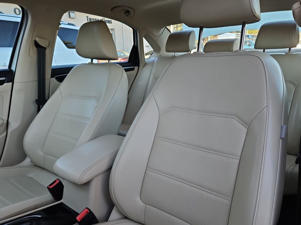 2019 Volkswagen Passat 2.0T SE R-Line