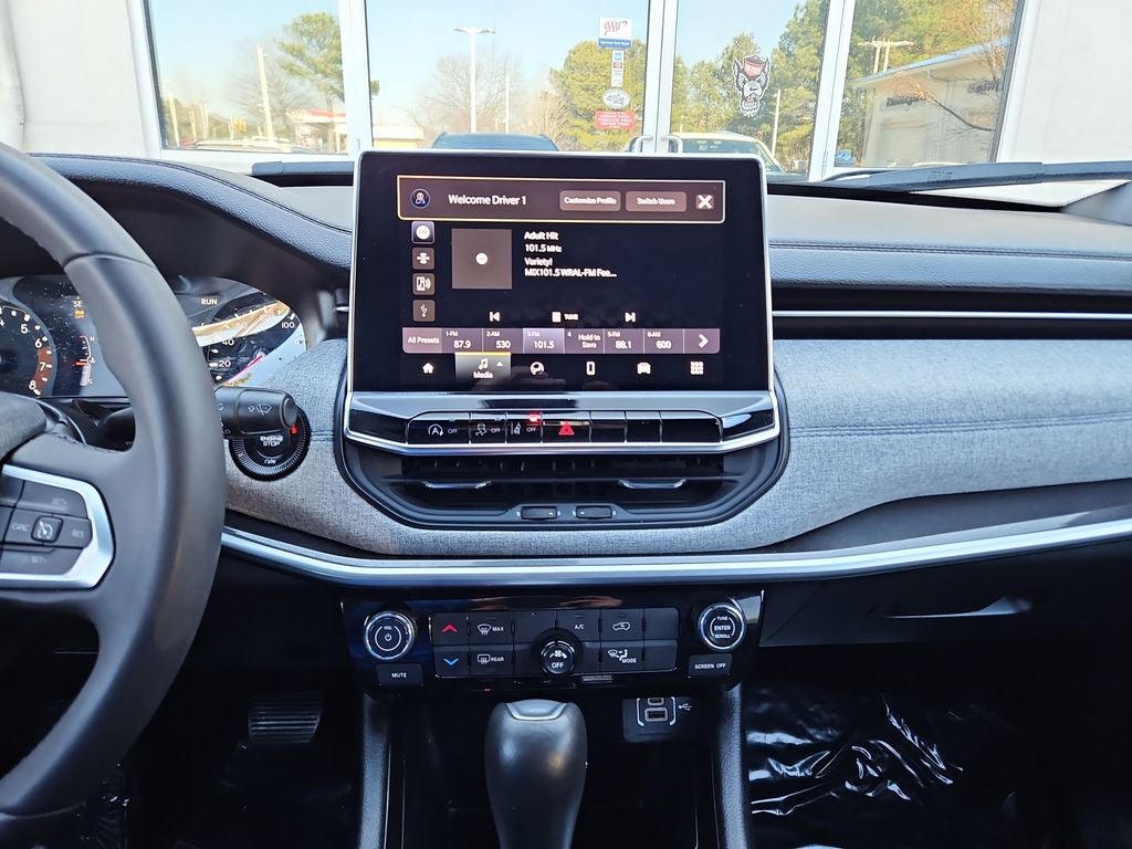 2024 Jeep Compass Latitude w/ enhanced Black Crystal Pearlcoat