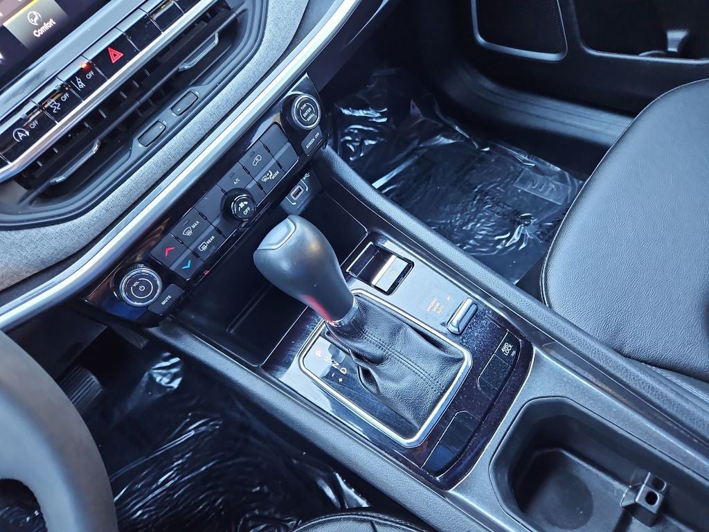 2024 Jeep Compass Latitude w/ enhanced Black Crystal Pearlcoat