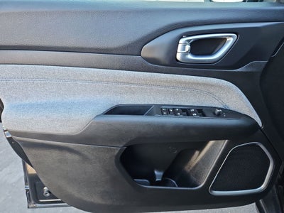 2024 Jeep Compass Latitude w/ enhanced Black Crystal Pearlcoat