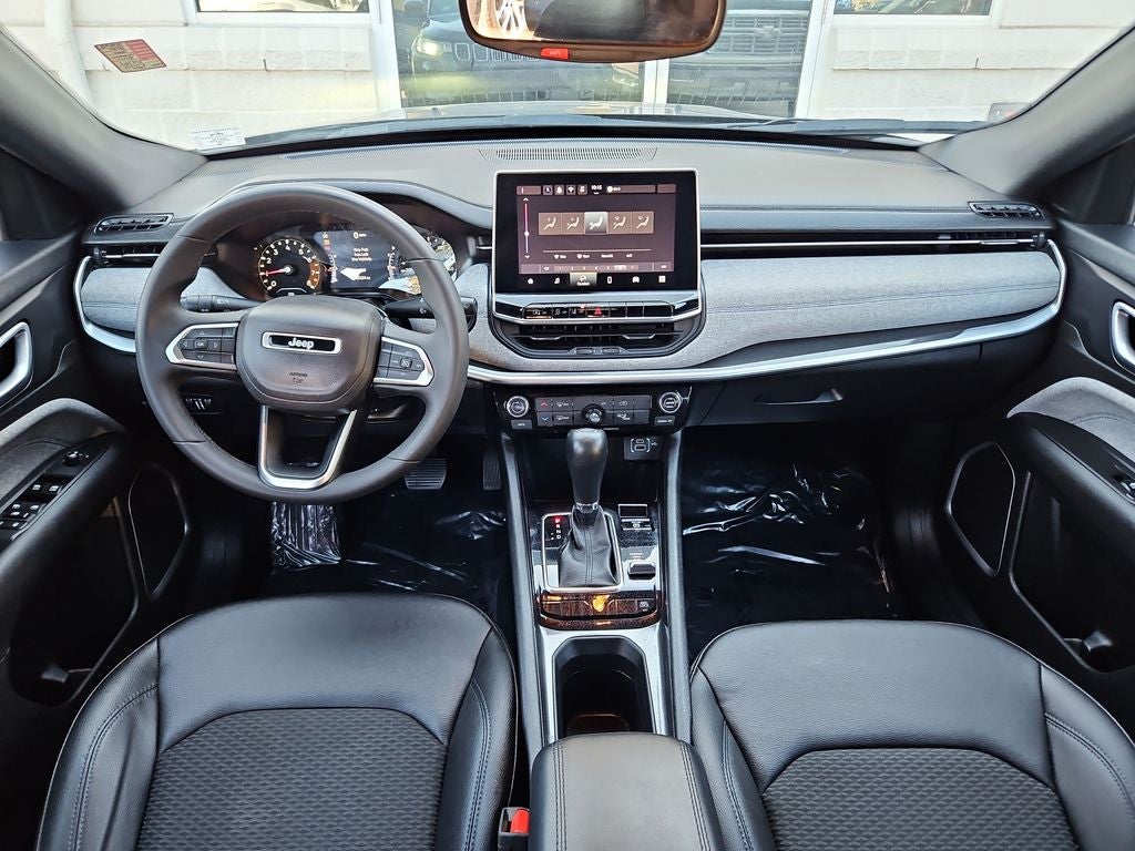 2024 Jeep Compass Latitude w/ enhanced Black Crystal Pearlcoat