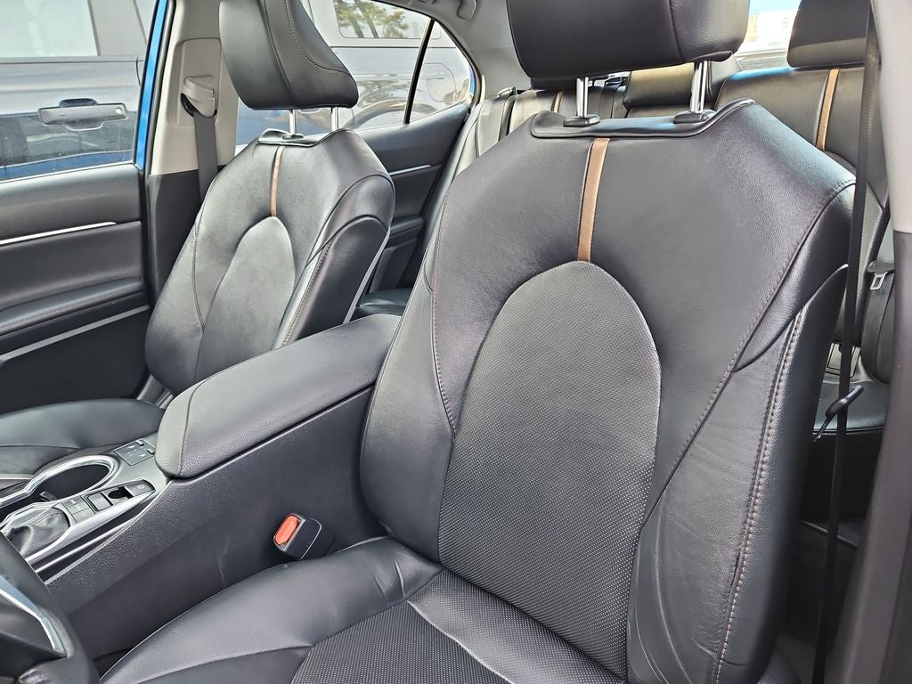 2020 Toyota Camry XLE Panoramic Sunroor