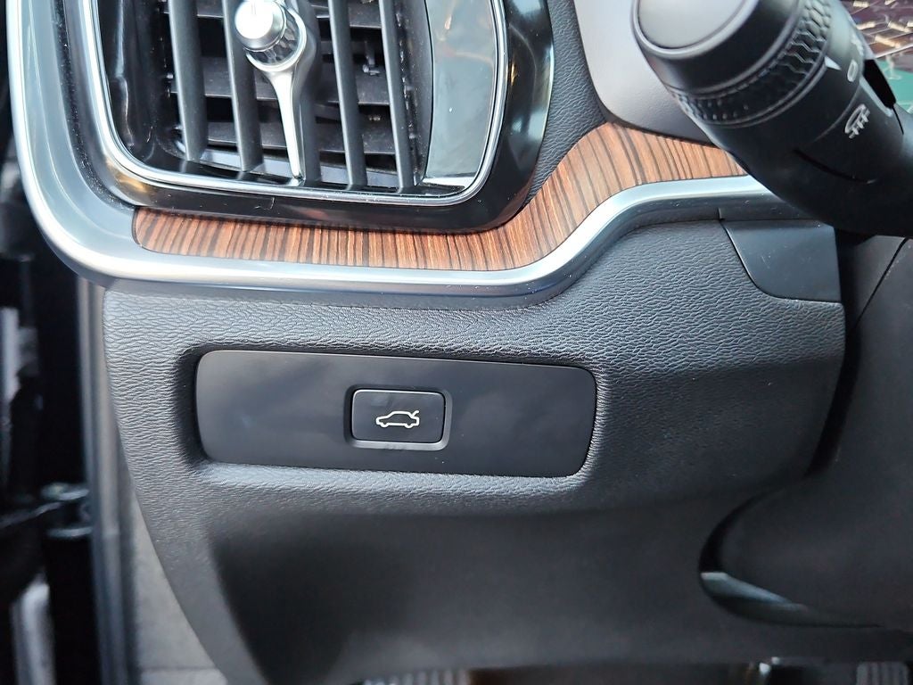 2023 Volvo S60 B5 Plus Dark Theme