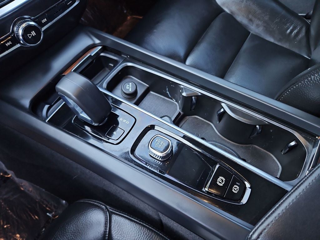 2023 Volvo S60 B5 Plus Dark Theme