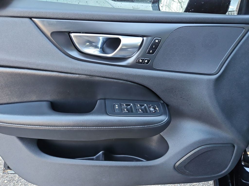 2023 Volvo S60 B5 Plus Dark Theme