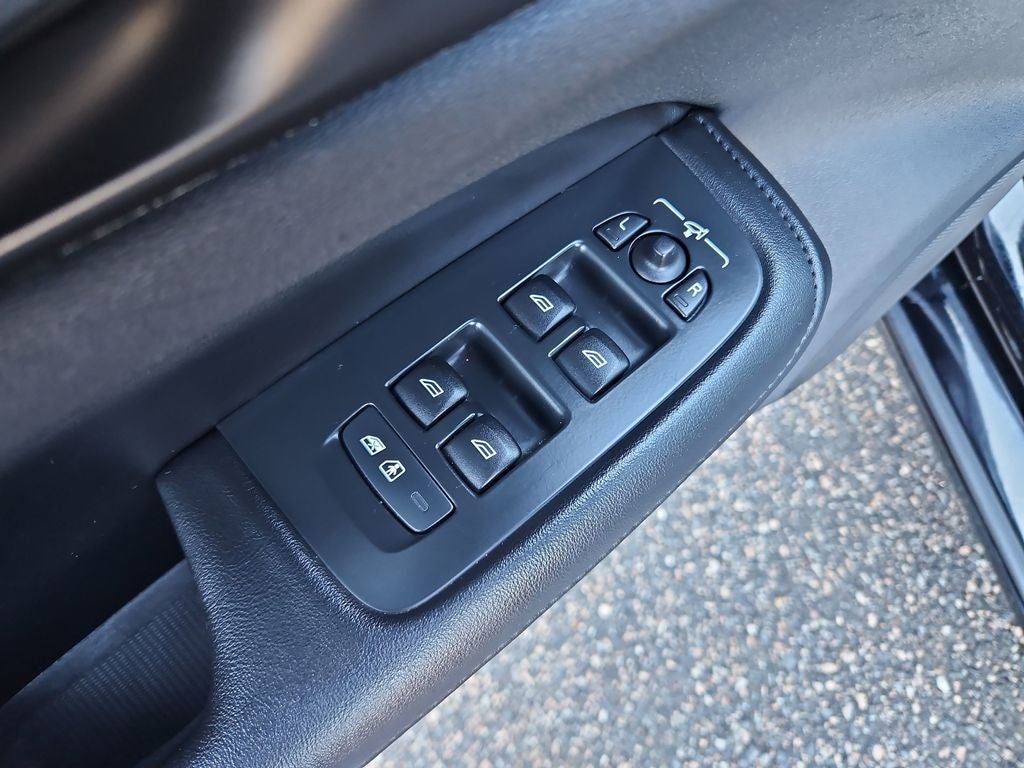 2023 Volvo S60 B5 Plus Dark Theme