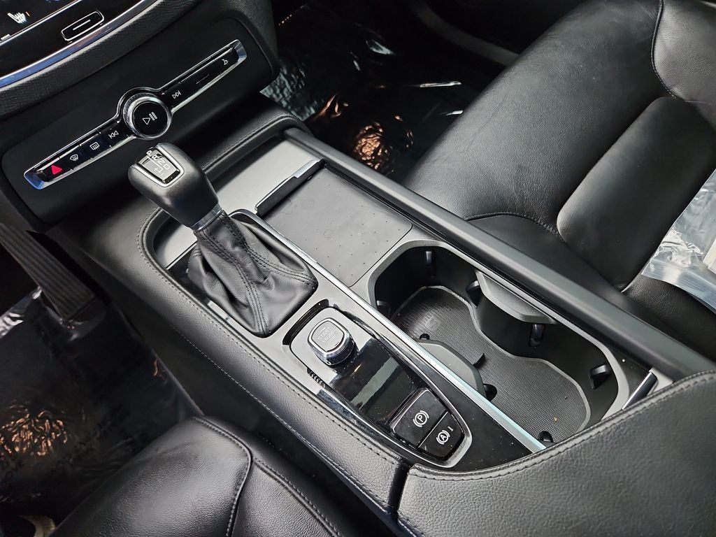 2022 Volvo XC90 T5 Momentum