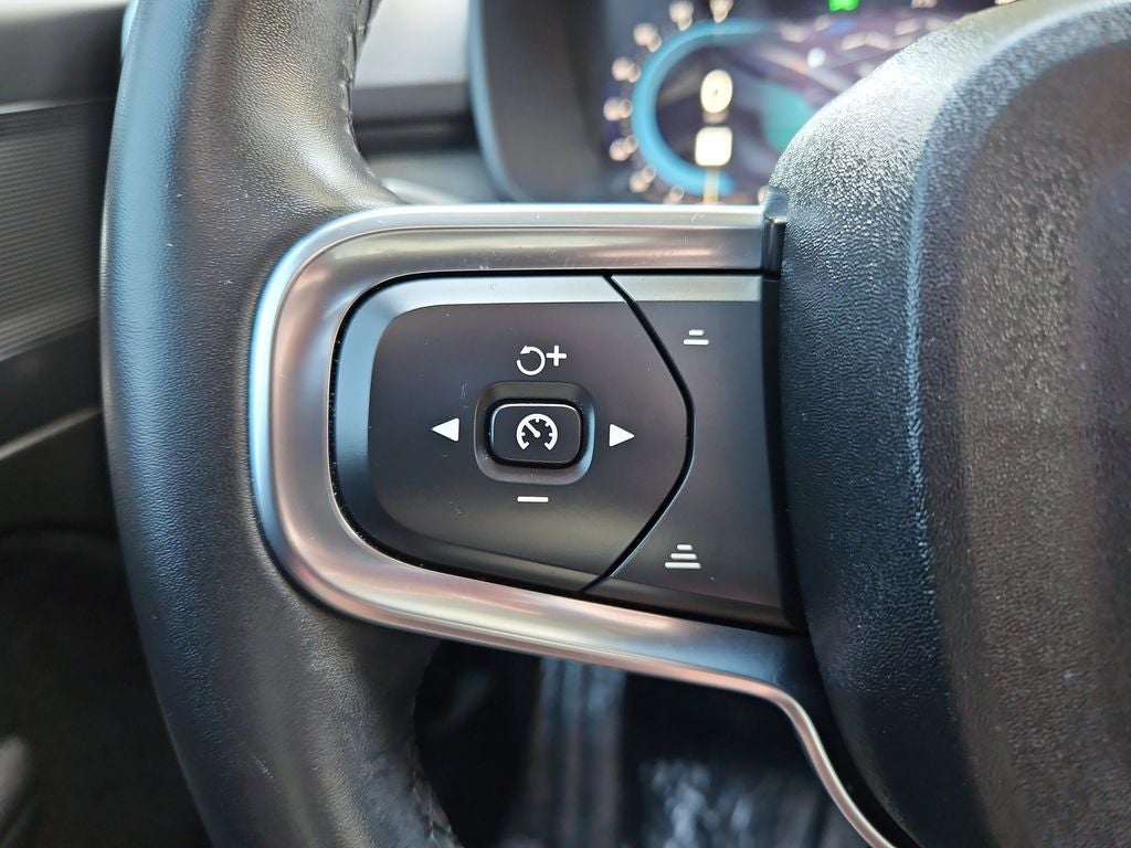 2023 Volvo XC40 B5 Plus Bright Theme