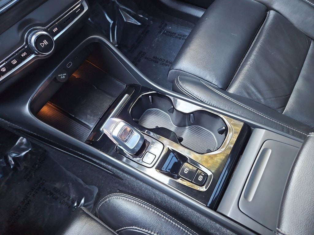 2023 Volvo XC40 B5 Plus Bright Theme