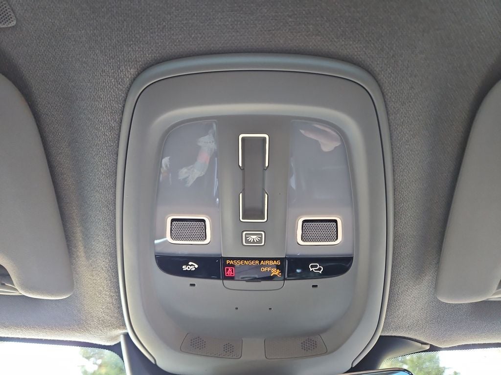 2023 Volvo XC40 B5 Plus Bright Theme