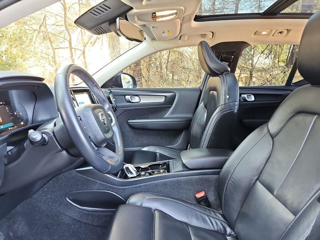 2023 Volvo XC40 B5 Plus Bright Theme