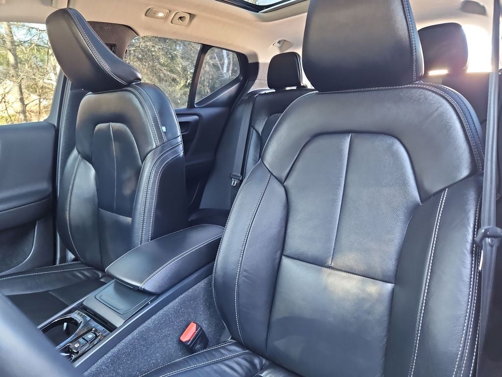 2023 Volvo XC40 B5 Plus Bright Theme