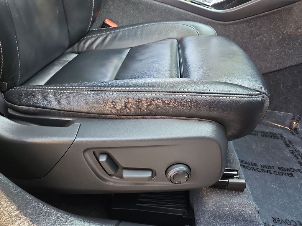 2023 Volvo XC40 B5 Plus Bright Theme