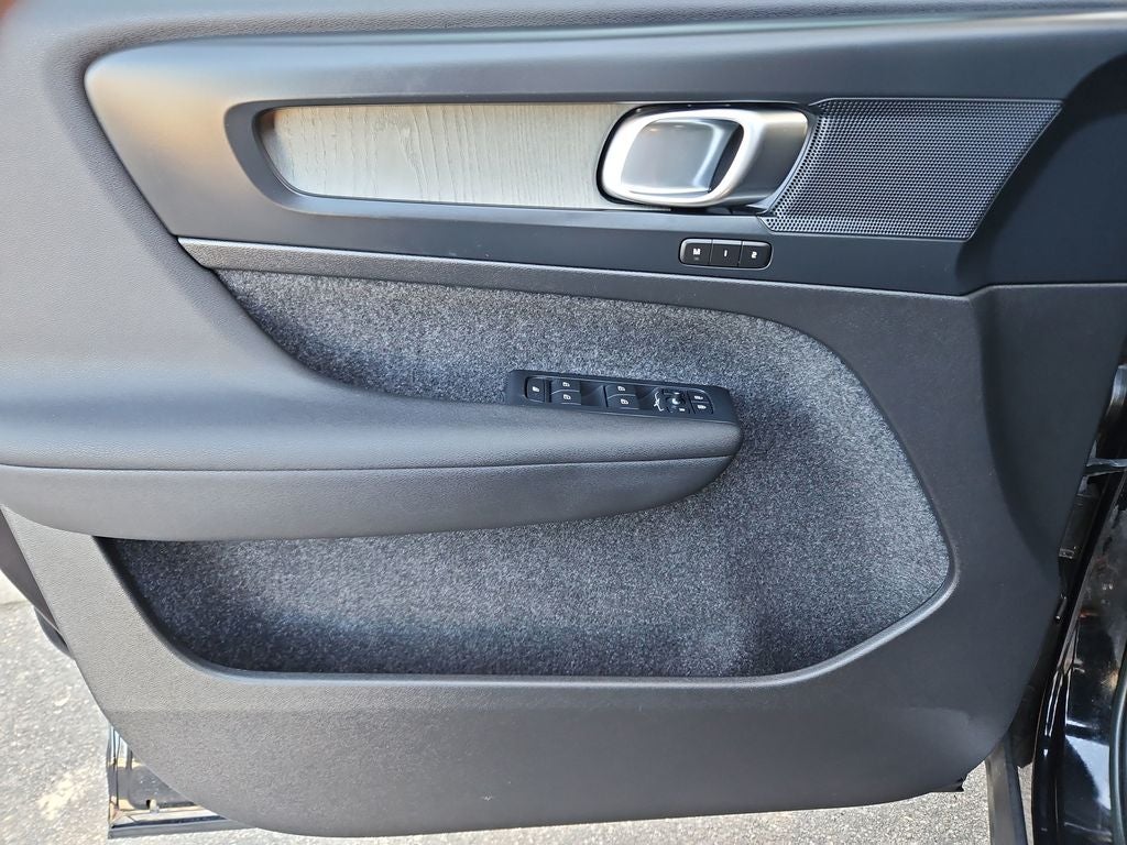 2023 Volvo XC40 B5 Plus Bright Theme