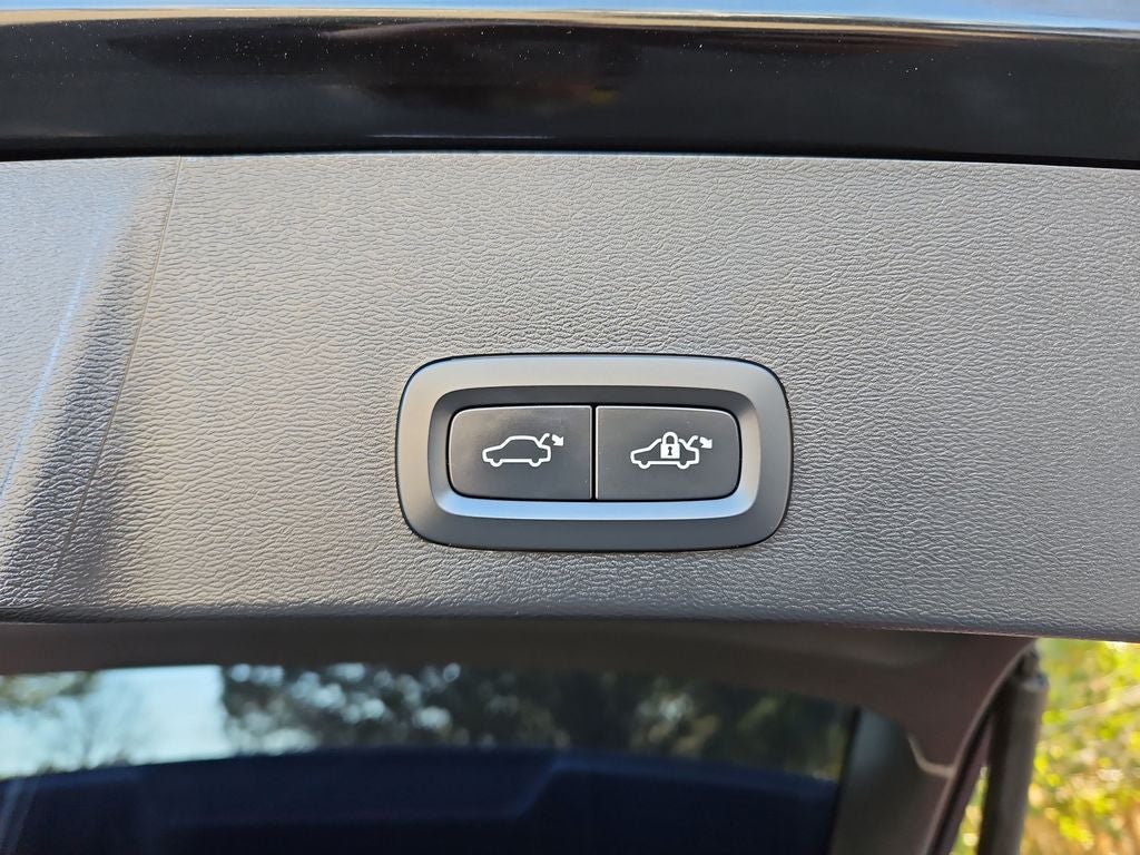 2023 Volvo XC40 B5 Plus Bright Theme