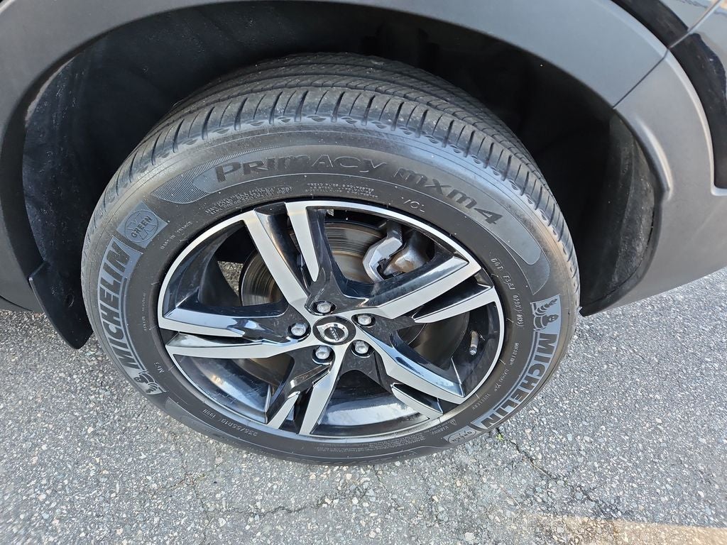 2023 Volvo XC40 B5 Plus Bright Theme