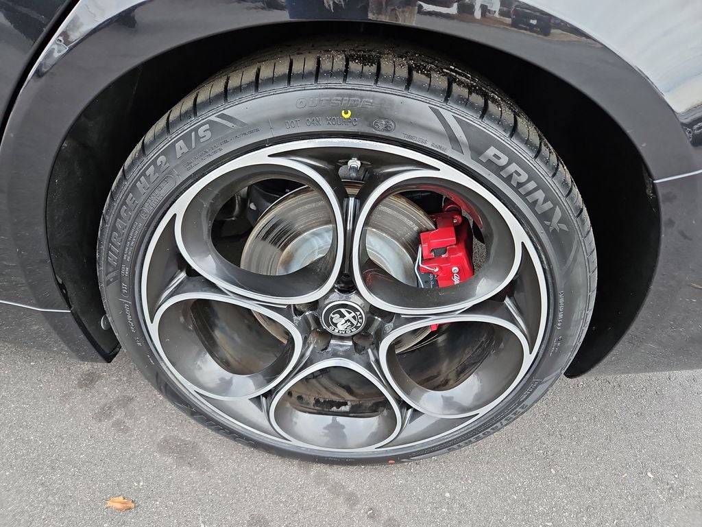 2023 Alfa Romeo Giulia Veloce w/PANO SUN ROOF 1OWNER