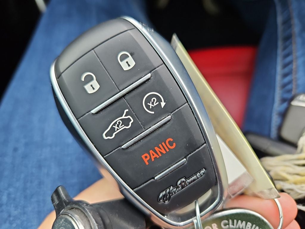 2023 Alfa Romeo Giulia Veloce w/PANO SUN ROOF 1OWNER