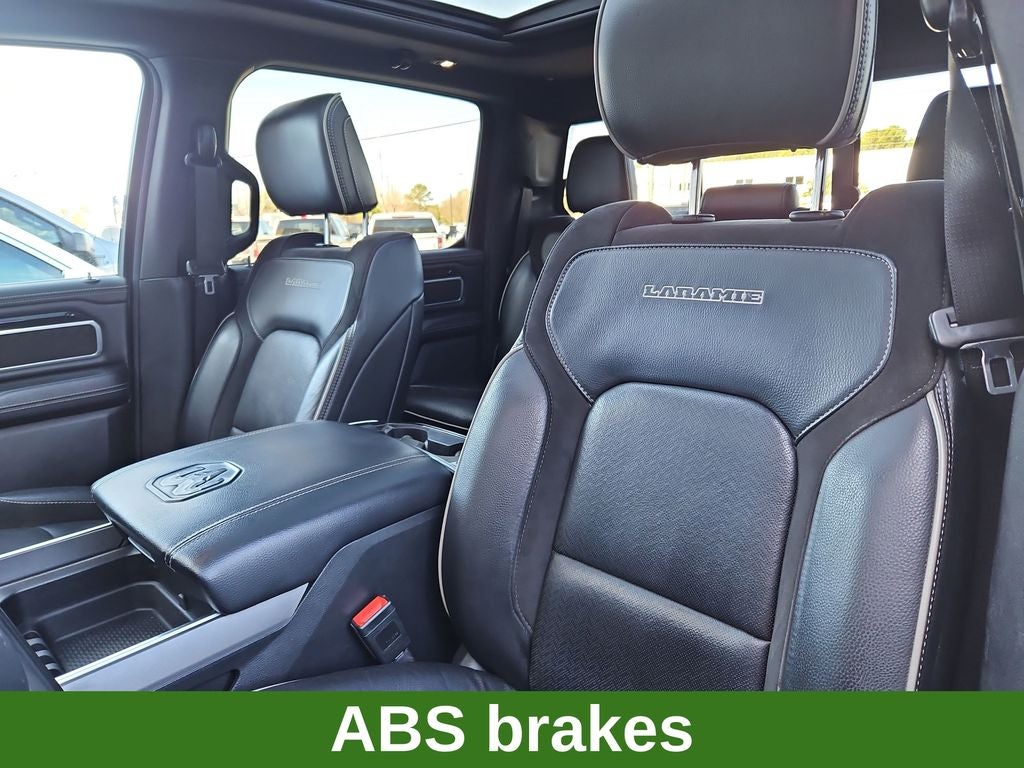 2022 RAM 1500 Laramie 4x4 Crew Cab Night Edition w/ Nav & Panor