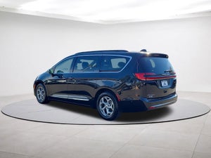 2022 Chrysler Pacifica Limited 2WD w/ Nav, Panoramic Sunroof &amp; 3rd Row