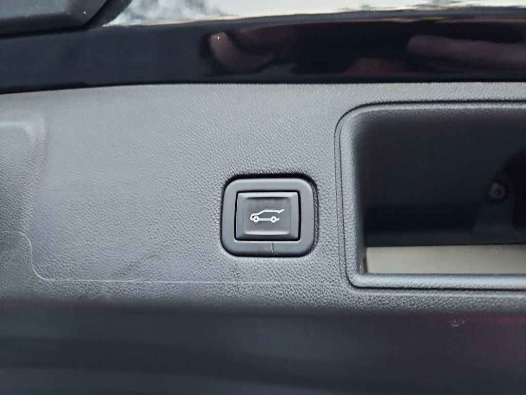 2023 GMC Terrain SLT w/ Tech Pkg. Nav & Skyscape Sunroof