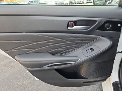 2021 Toyota Avalon Hybrid Limited w/ Nav & Sunroof