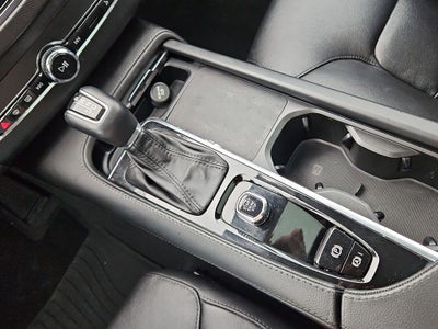 2022 Volvo XC90 T5 Momentum