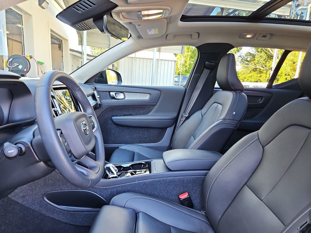 2024 Volvo XC40 B5 Plus Dark Theme