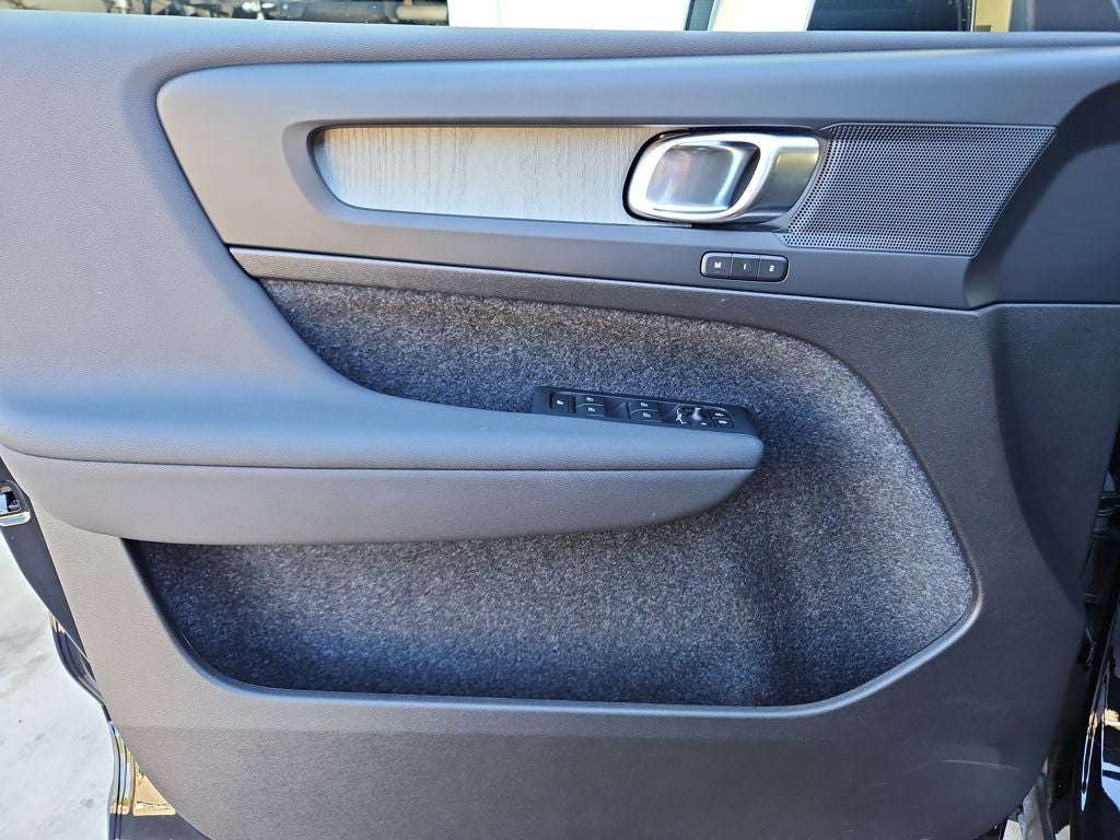 2024 Volvo XC40 B5 Plus Dark Theme