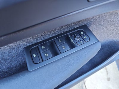 2024 Volvo XC40 B5 Plus Dark Theme