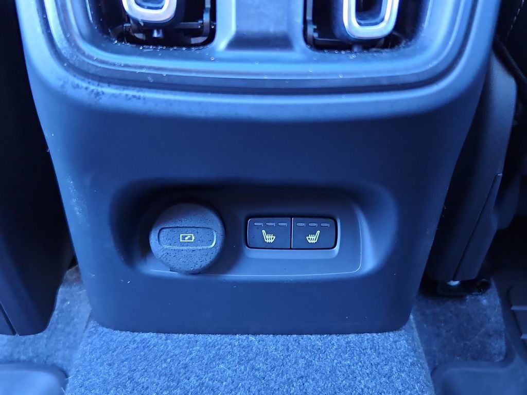 2024 Volvo XC40 B5 Plus Dark Theme